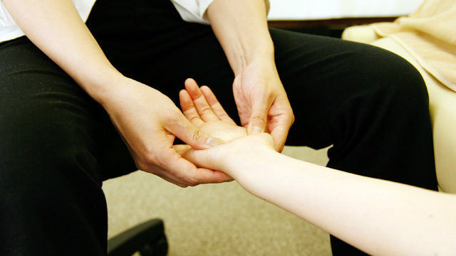 ハンドトリートメント|肩こりや腕の疲労感、むくみ・冷え性に。|hands treatment